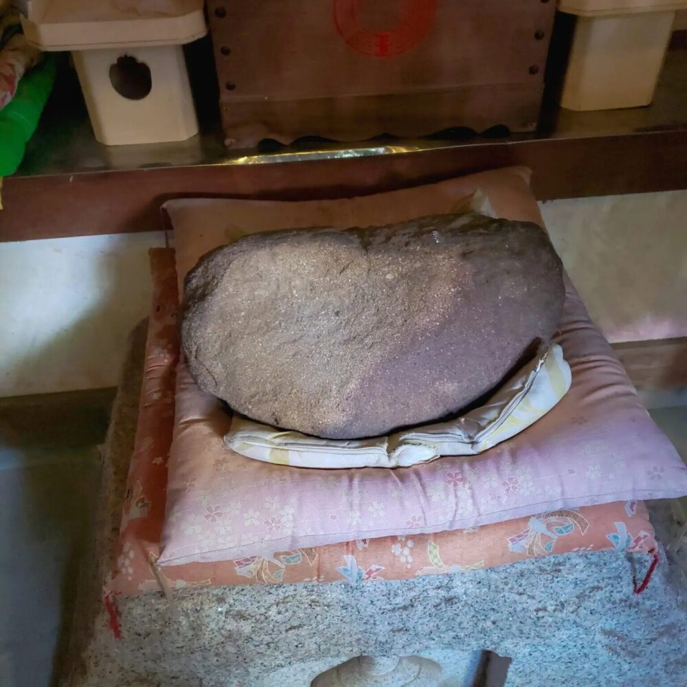 王子稲荷神社の願掛け石