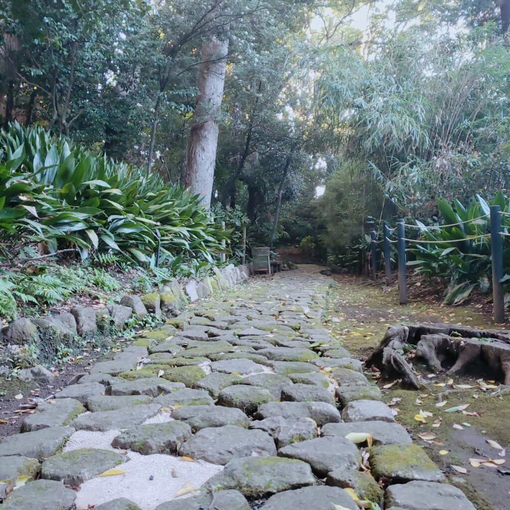 名主の滝公園の石畳の道