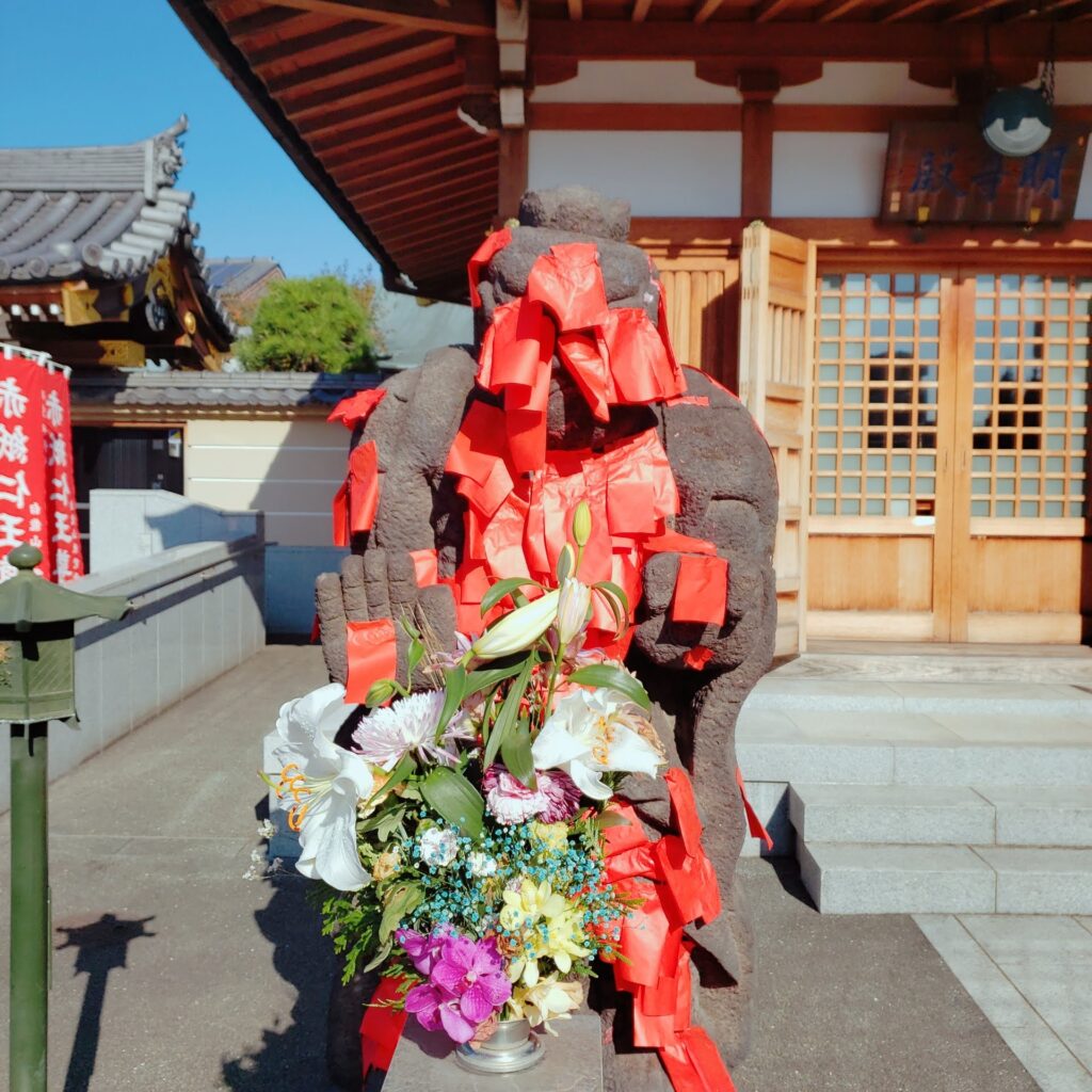 東覚寺の赤紙仁王