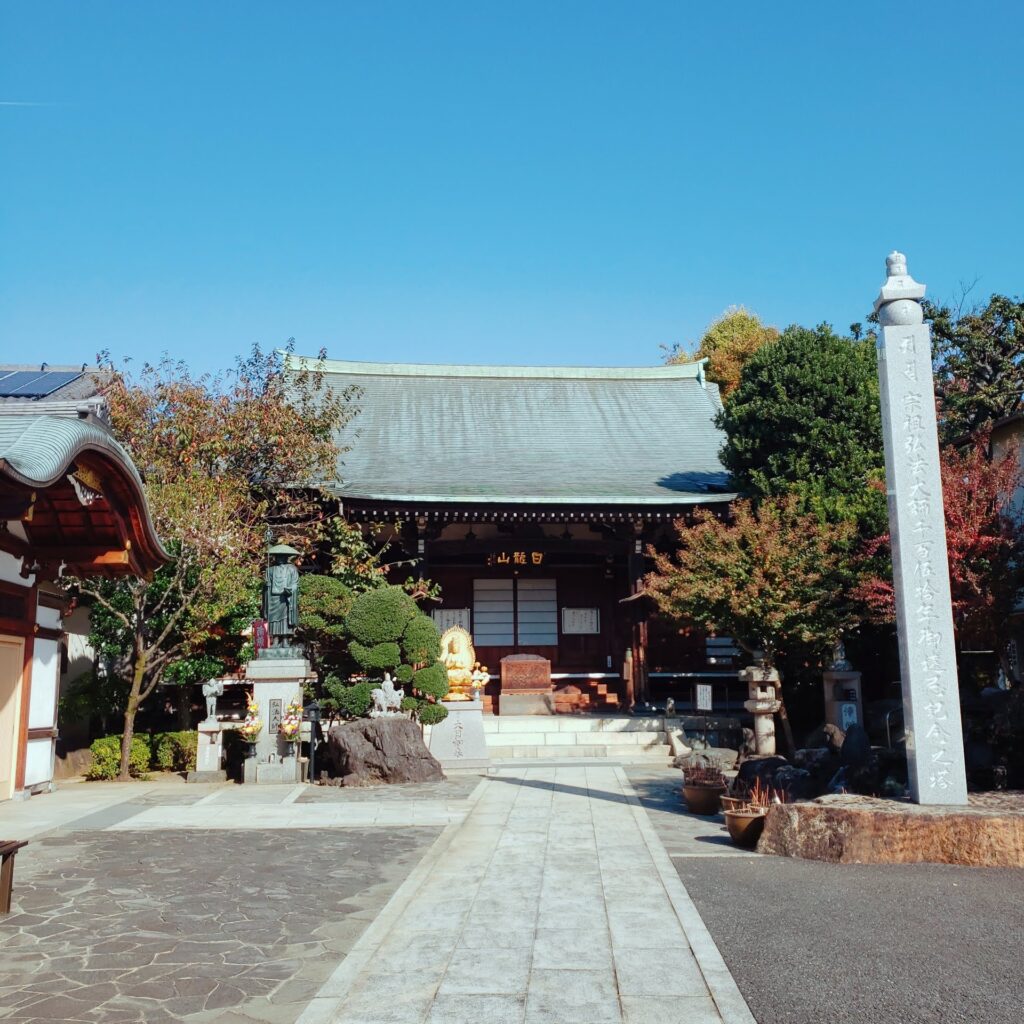 東覚寺の本堂と青い空