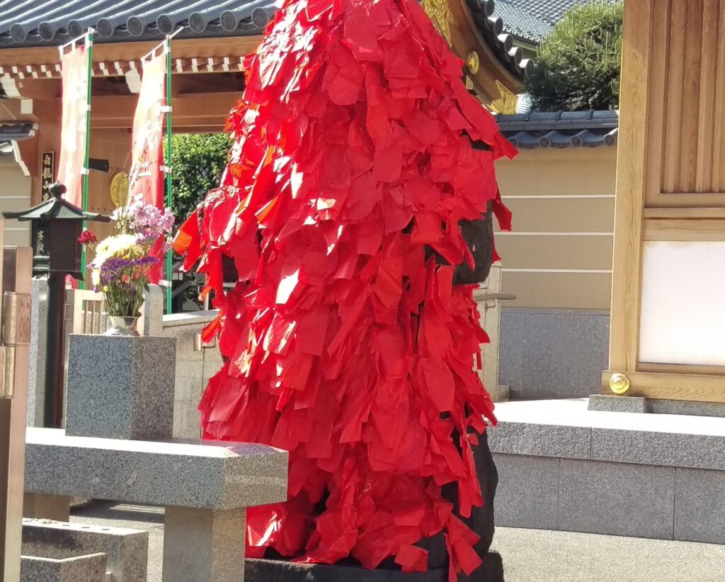 東覚寺の赤紙を大量に貼り付けられた仁王
