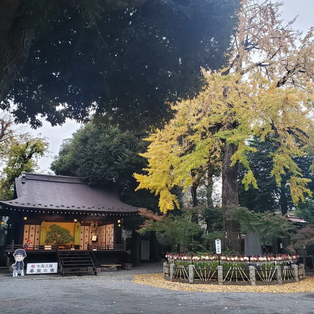 七社神社の境内