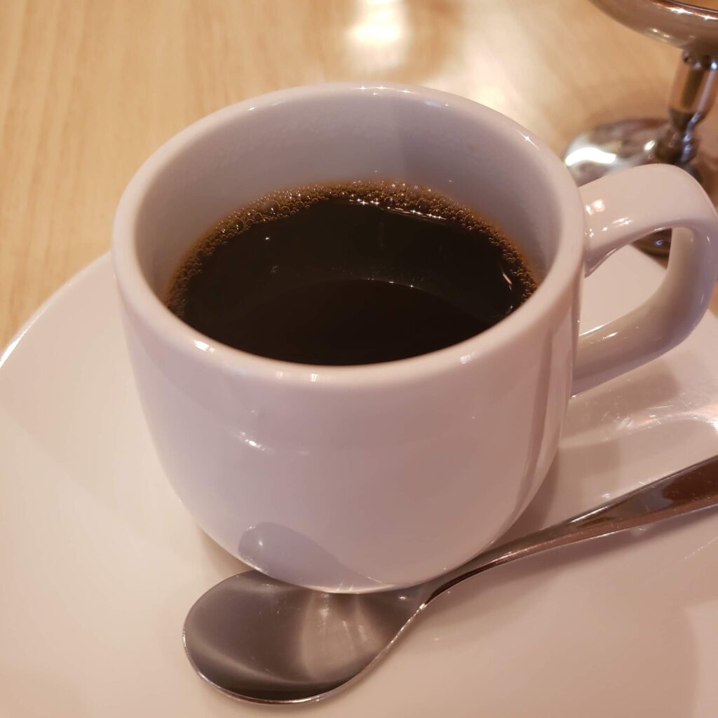 白いカップに注がれた豆電コーヒー