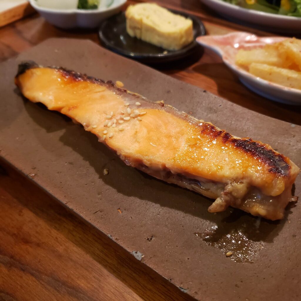 ニシクボ食堂の鮭の西京焼き定食
