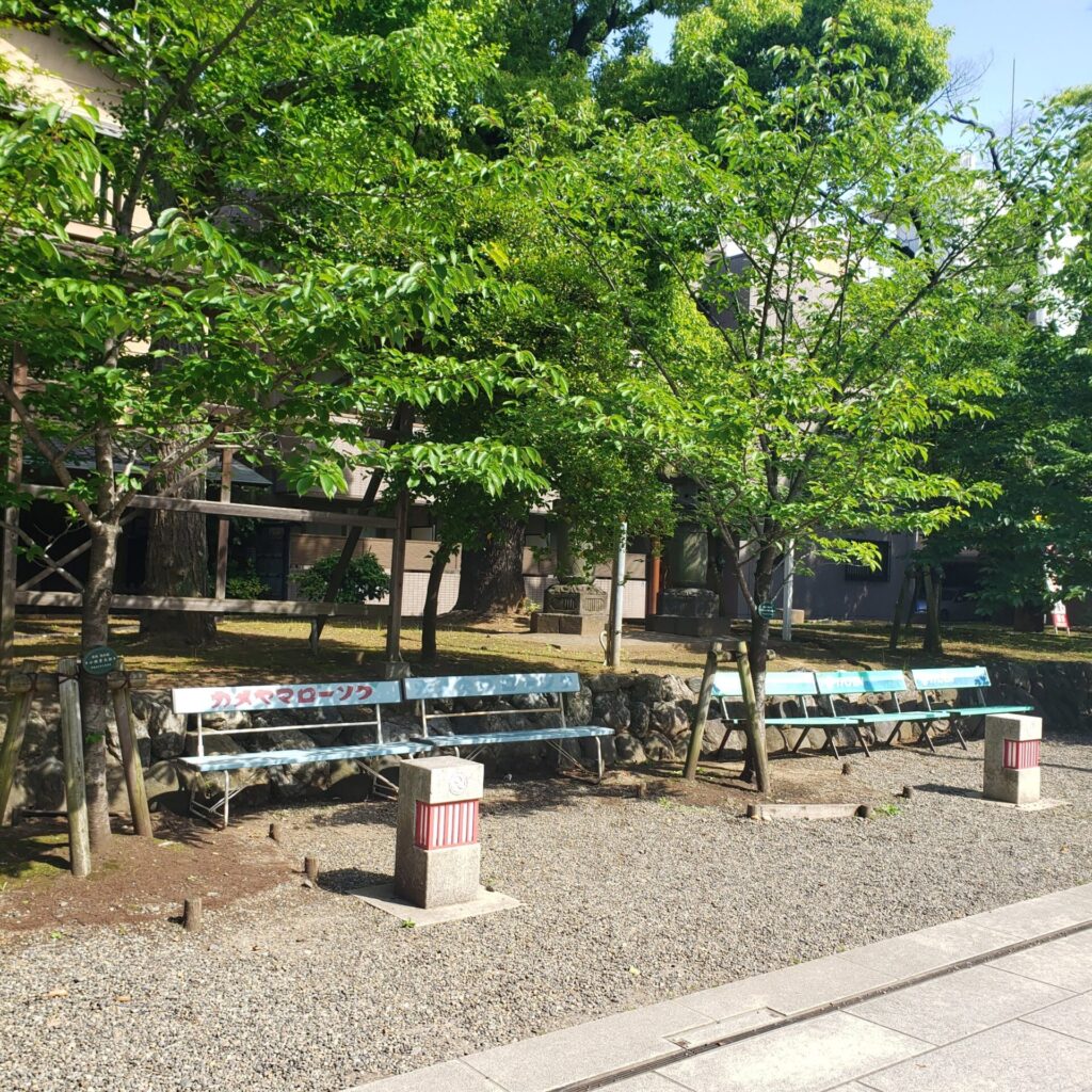 富岡八幡宮のベンチ