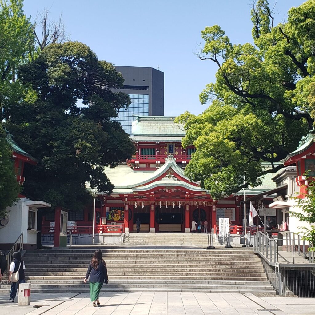 富岡八幡宮の社殿を遠くから眺めた写真