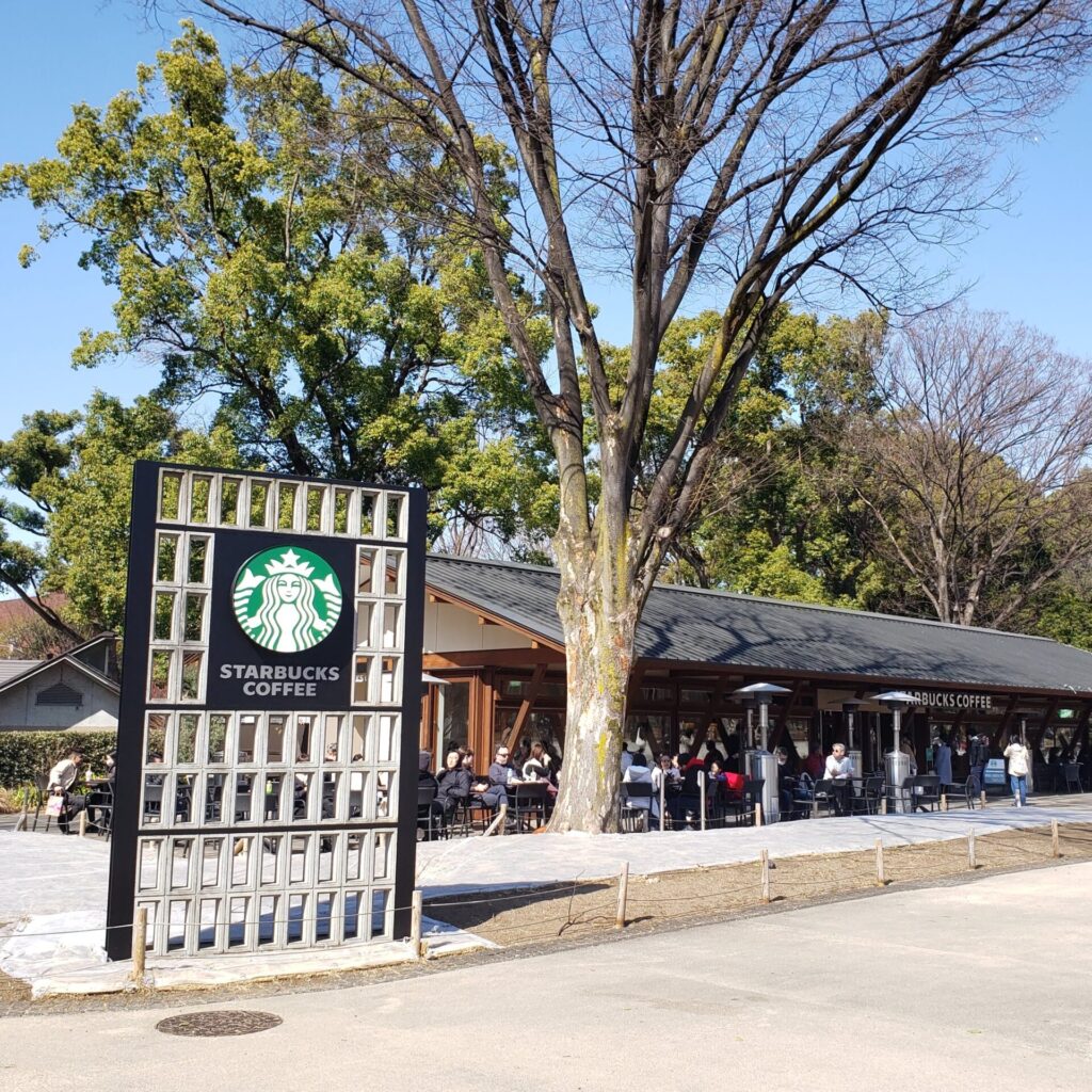 上野公園内のスタバ