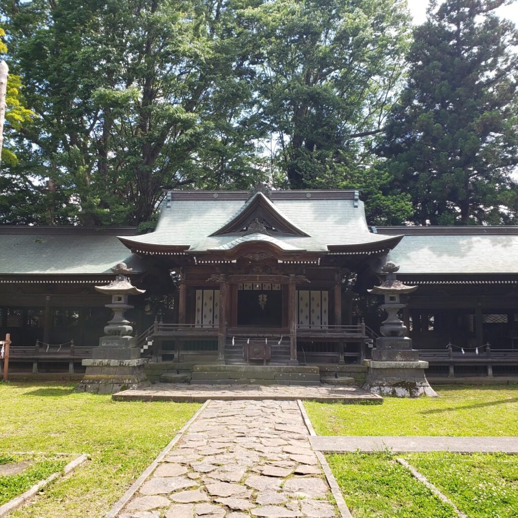 諏訪護国神社の本殿