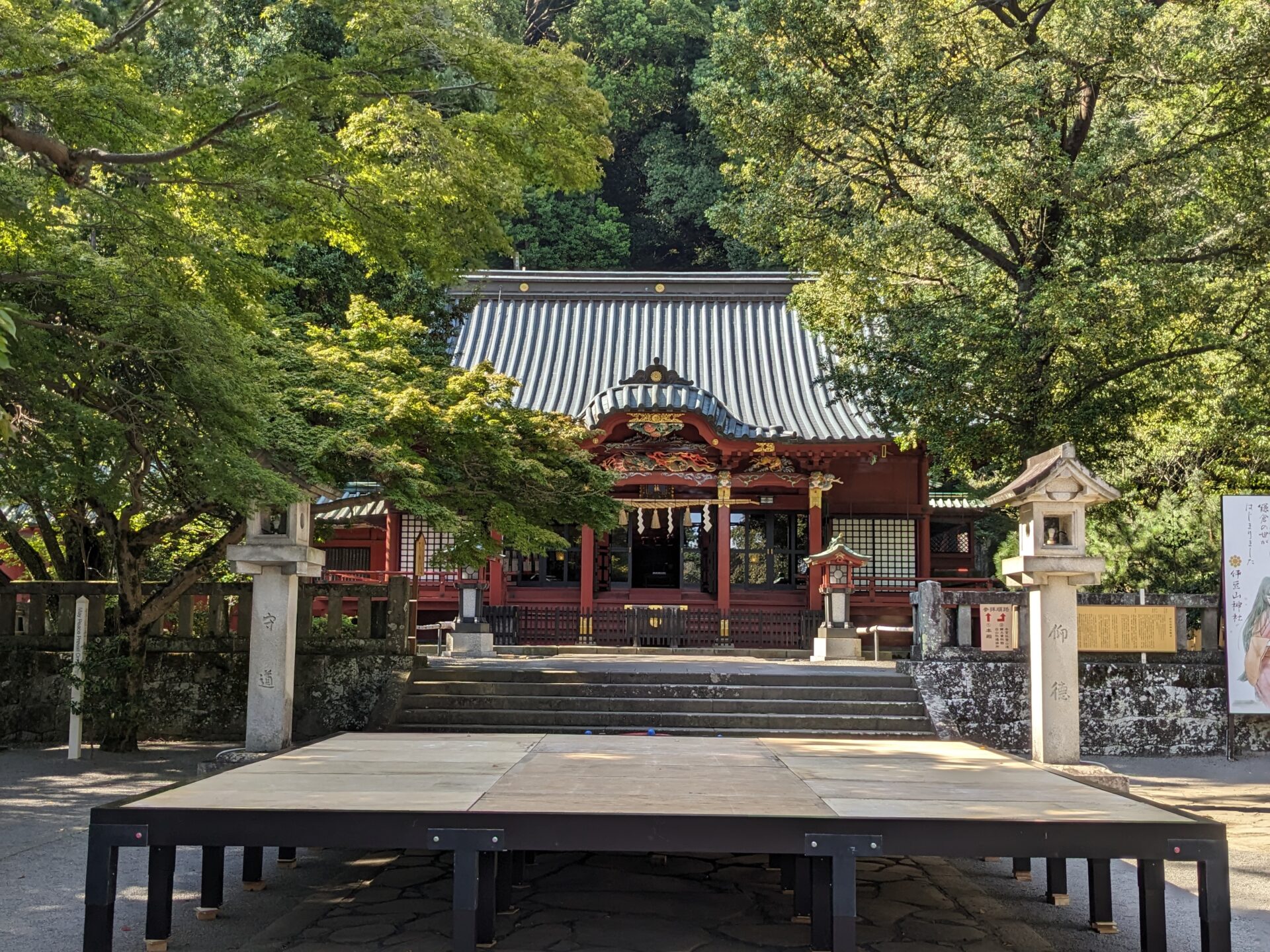 伊豆山神社の舞台